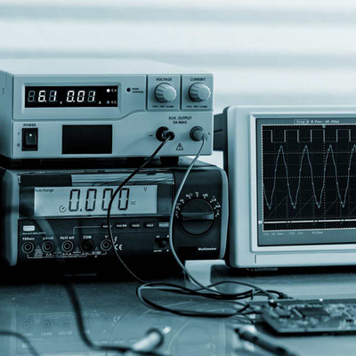 電磁適合性をテストしている電子レンジホーム・アプライアンス